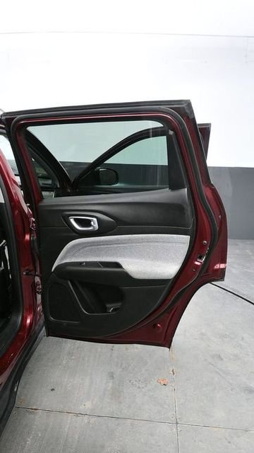 Used 2022 Jeep Compass Latitude AWD/4WD image 12