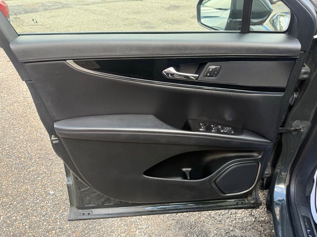 Used 2022 Lincoln Nautilus Reserve w/ Class II Trailer Tow Package image 11