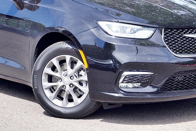 New 2026 Chrysler Pacifica Select AWD/4WD image 4