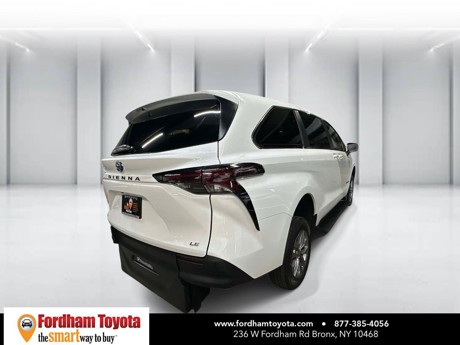 Used 2025 Toyota Sienna LE FWD image 4
