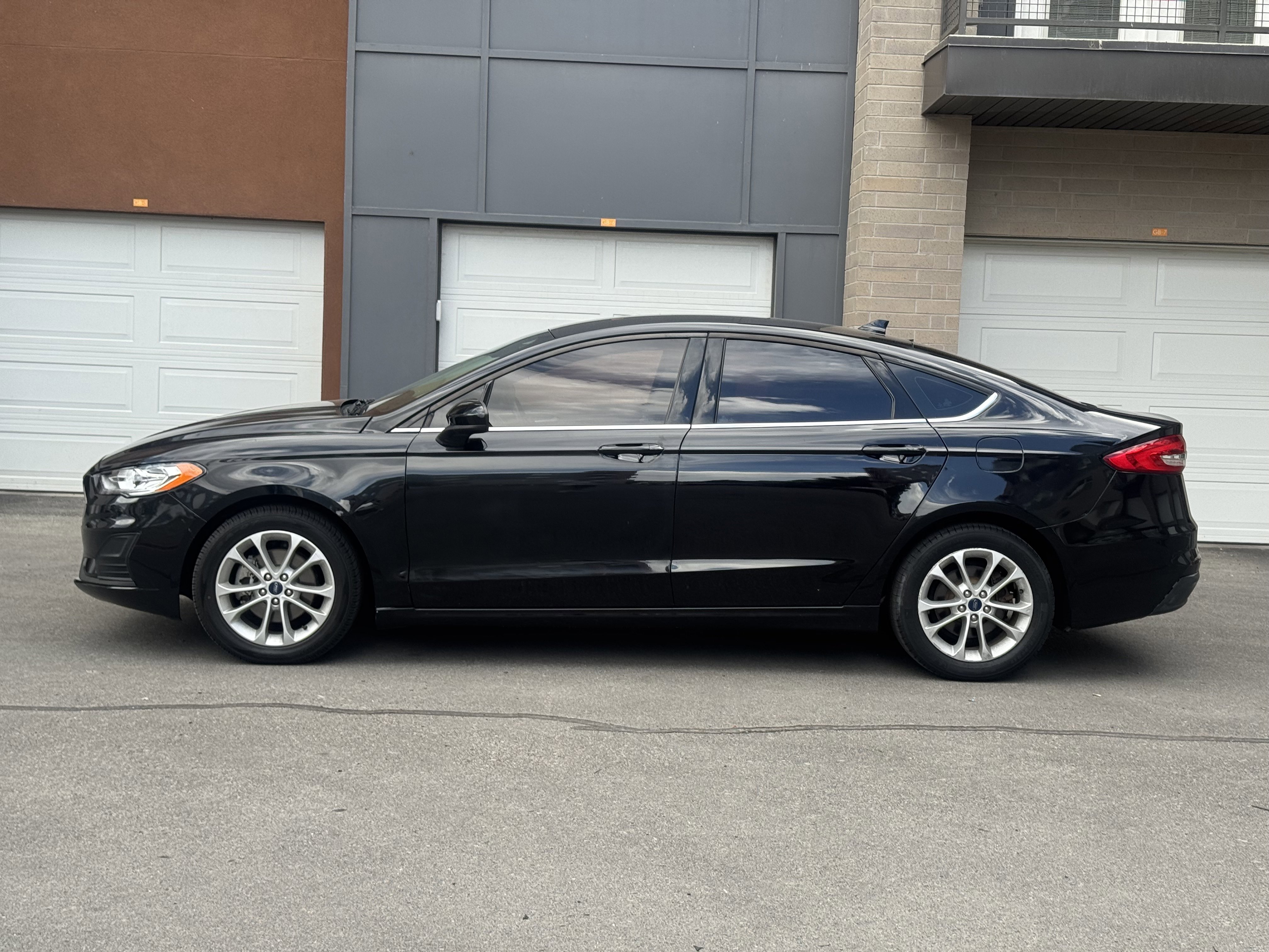 Used 2020 Ford Fusion SE image 2