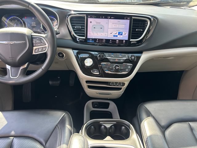 Used 2023 Chrysler Pacifica Touring-L FWD image 11