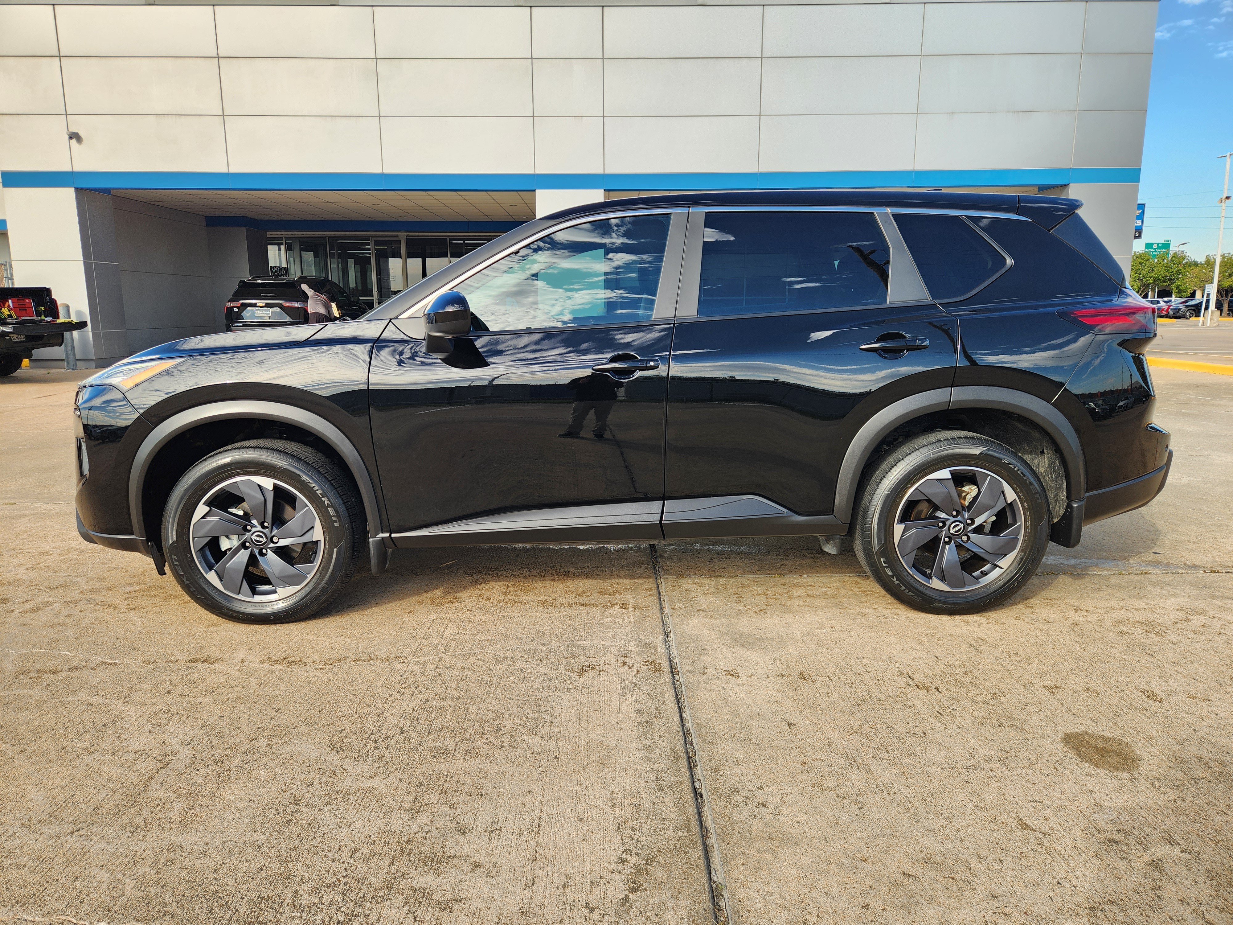 Used 2025 Nissan Rogue SV FWD image 5