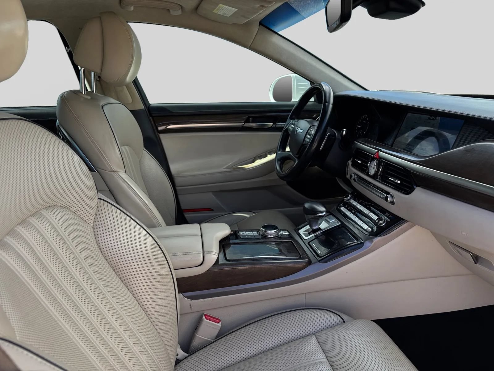 Used 2018 Genesis G90 3.3T Premium RWD image 15