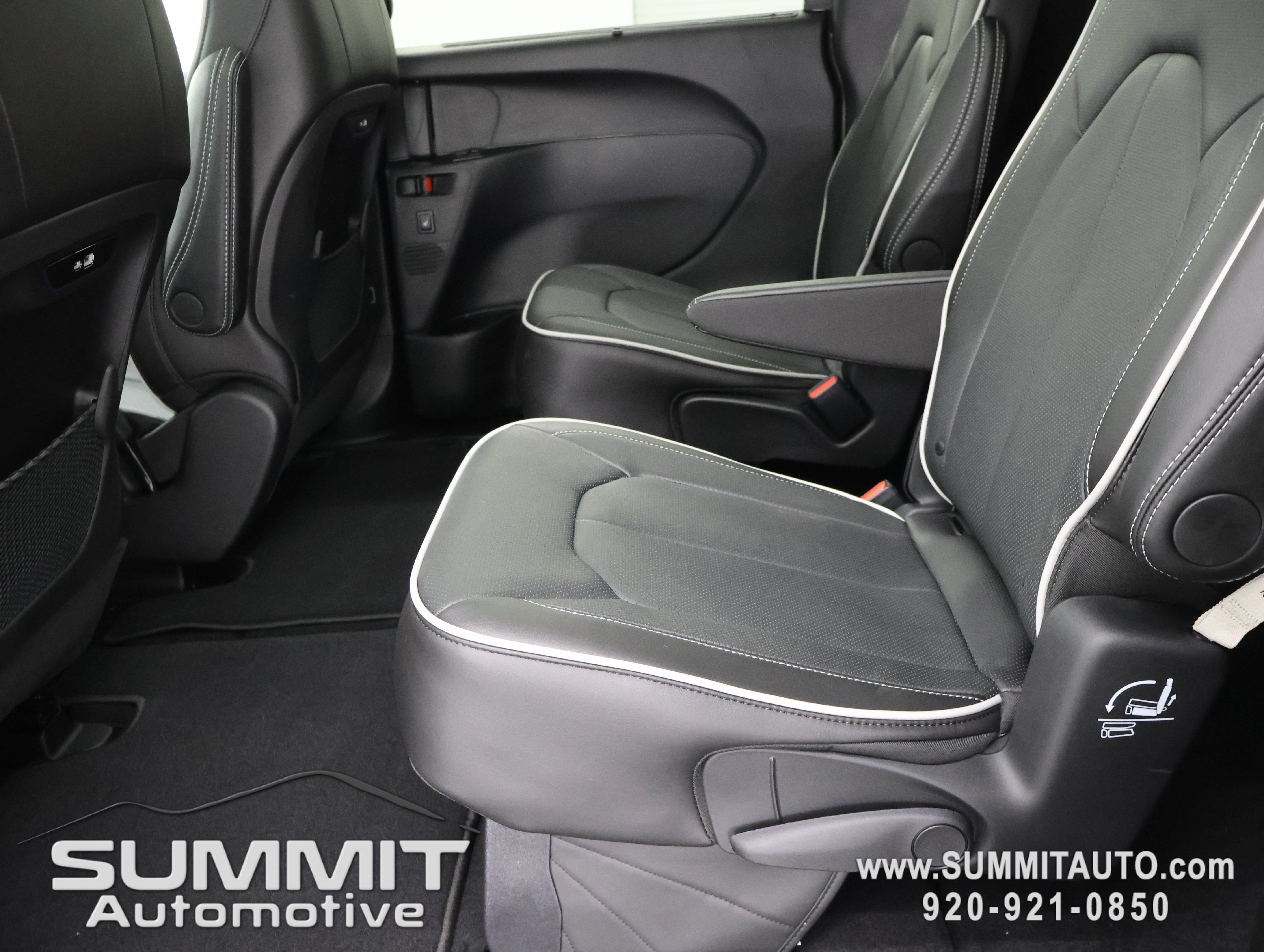 New 2027 Chrysler Pacifica Limited AWD/4WD image 40