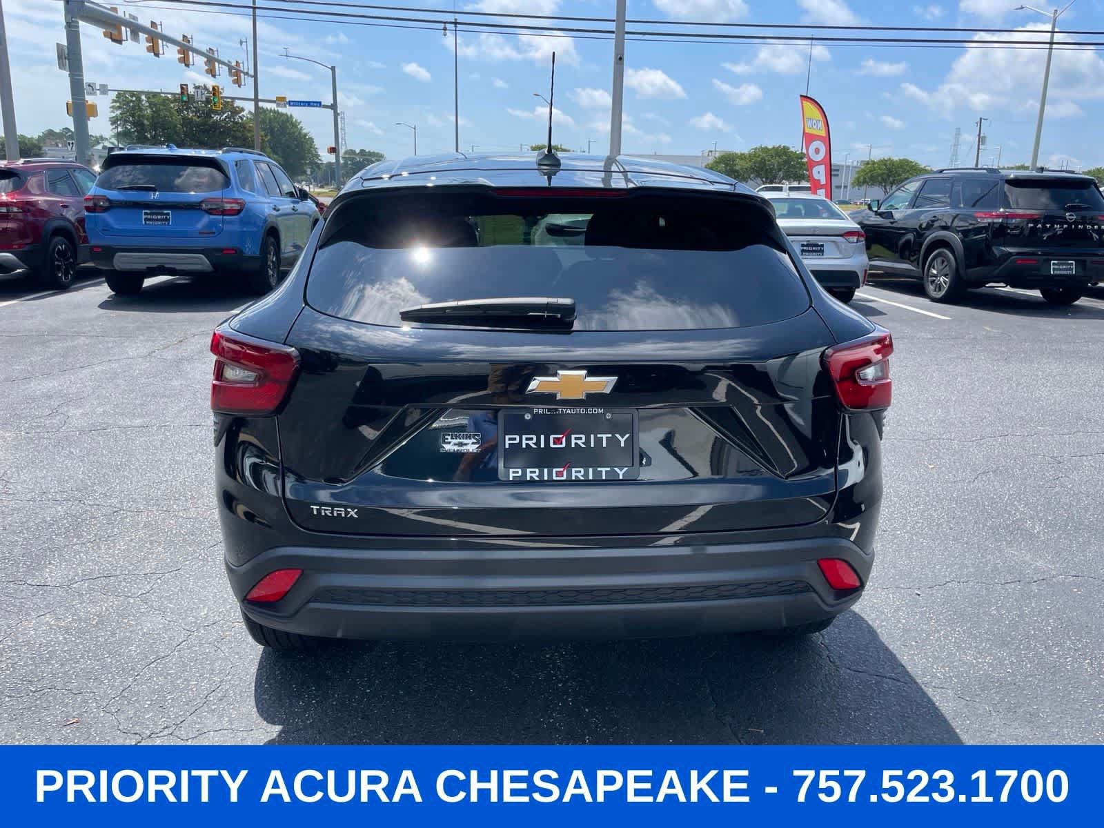 Used 2025 Chevrolet Trax LS w/ LS Convenience Package FWD image 4