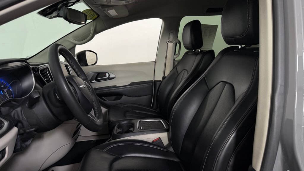 Used 2023 Chrysler Pacifica Touring-L FWD image 15