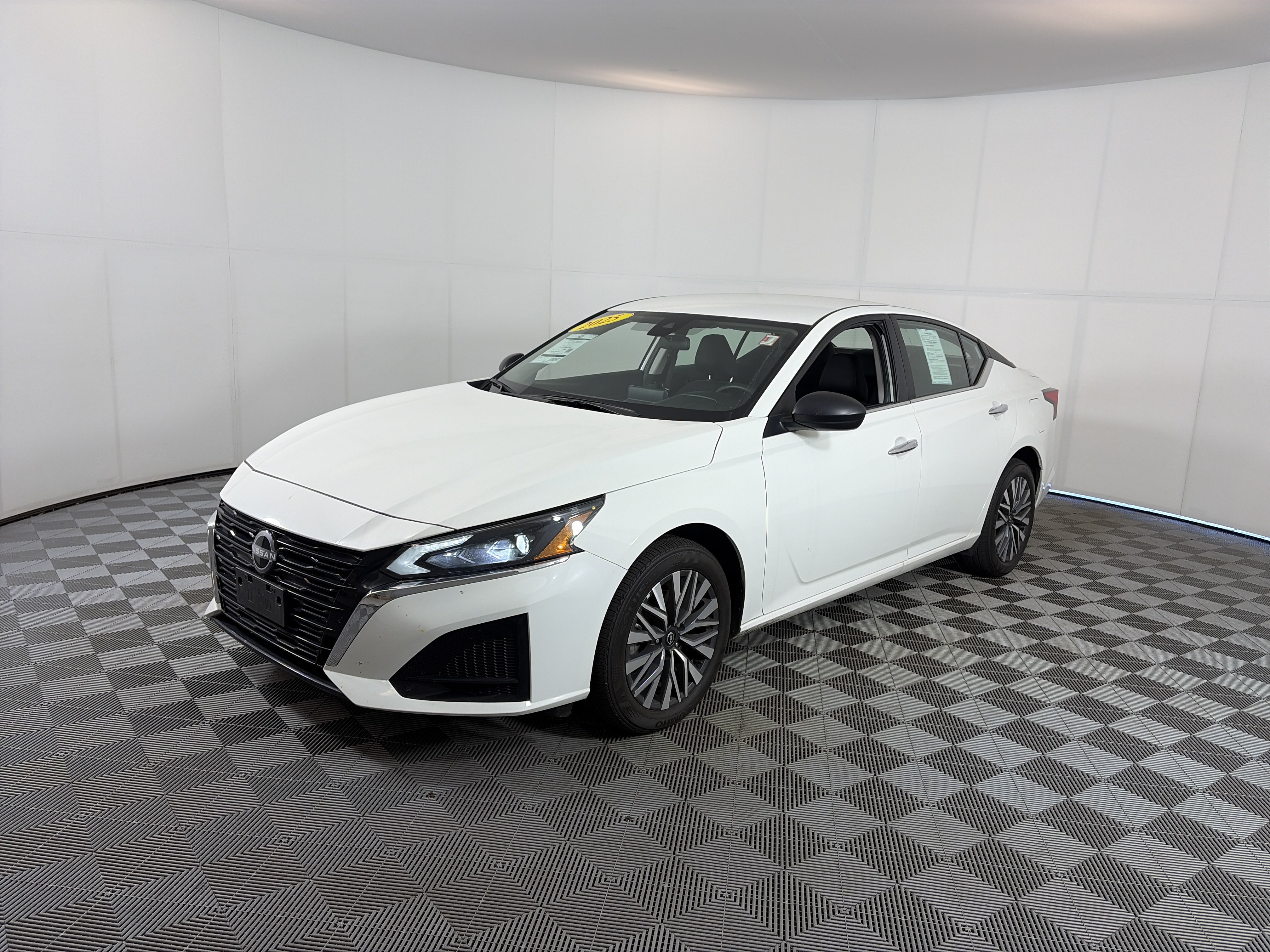 Used 2025 Nissan Altima 2.5 SV AWD/4WD image 2