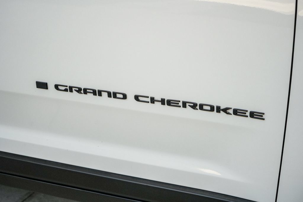 Used 2023 Jeep Grand Cherokee Altitude AWD/4WD image 10