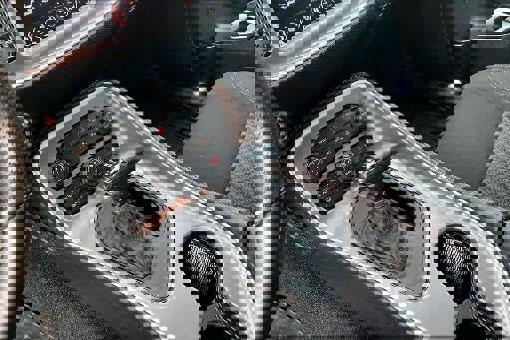 Used 2022 Dodge Challenger SXT w/ Driver Convenience Group image 17