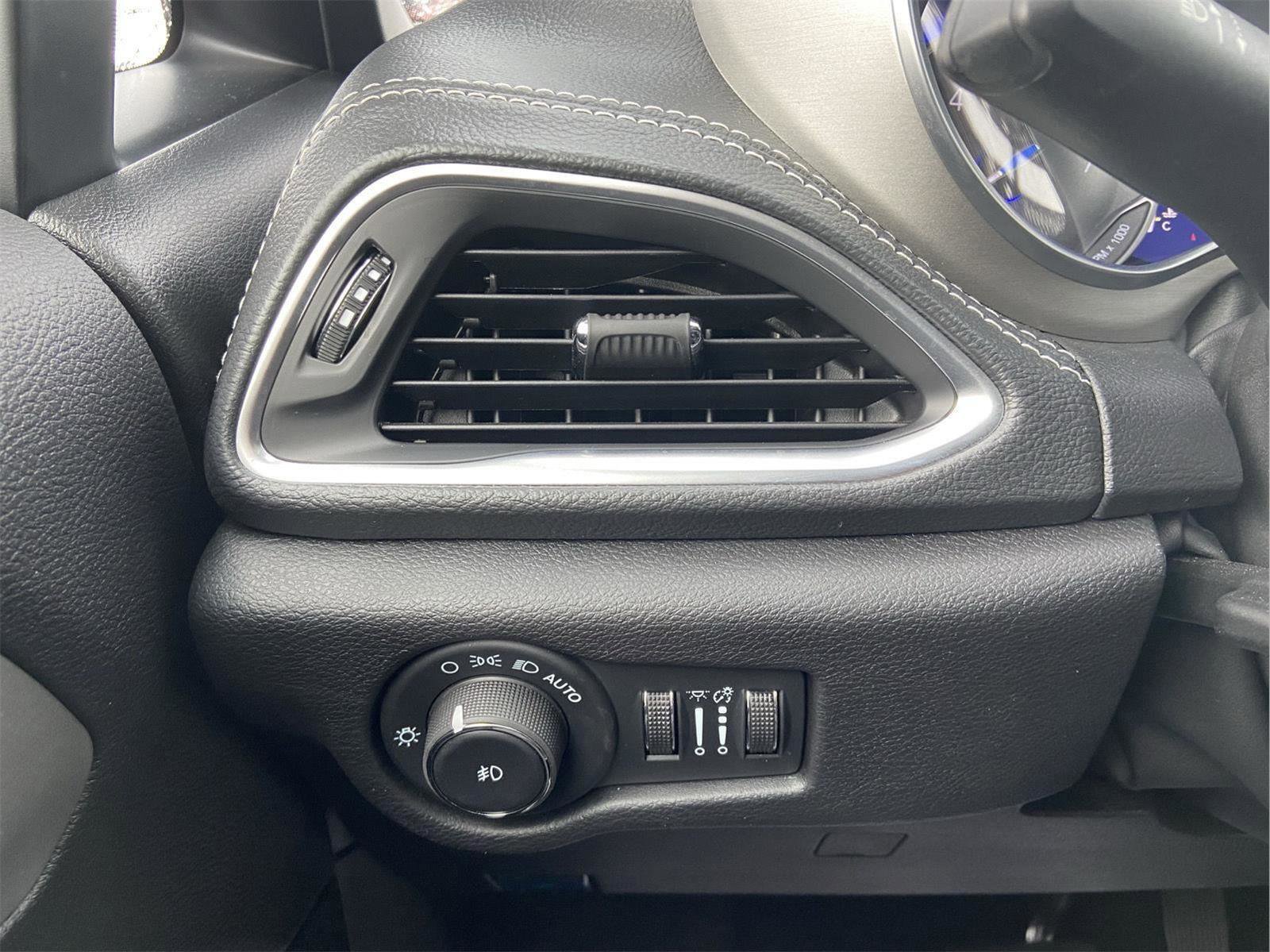 Used 2024 Chrysler Pacifica Limited w/ S Appearance Package FWD image 19
