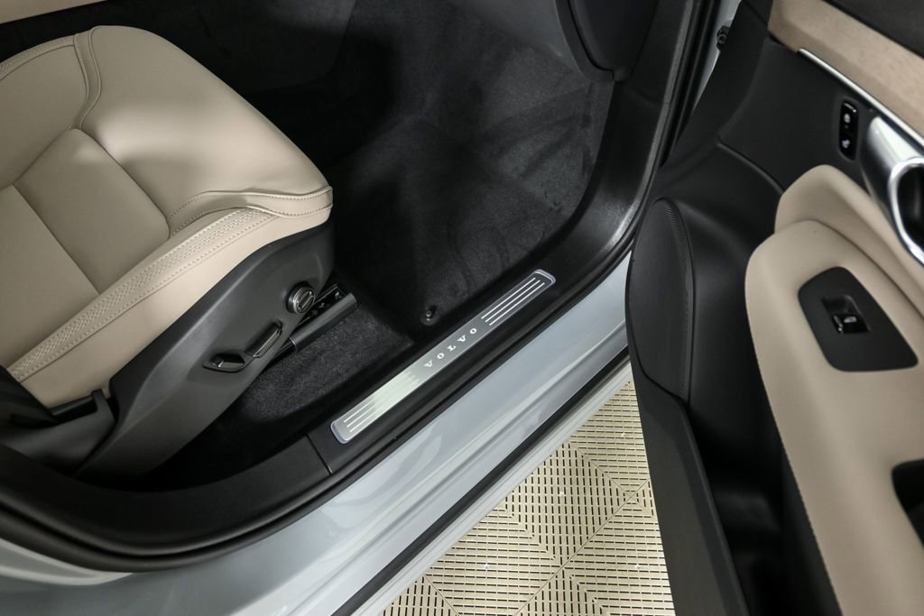 Used 2026 Volvo XC90 B6 Plus w/ Protection Package Premier AWD/4WD image 27