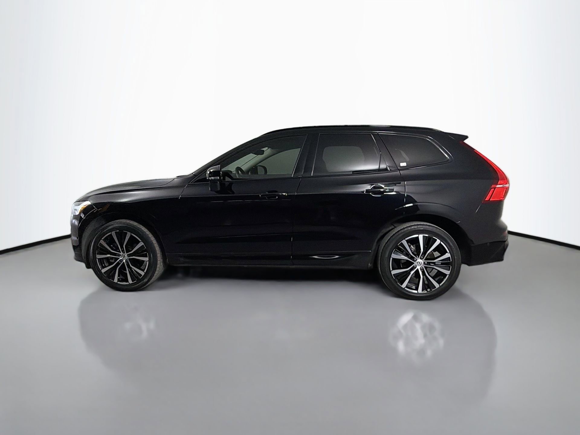Certified 2024 Volvo XC60 B5 Plus w/ Protection Package Premier AWD/4WD image 9