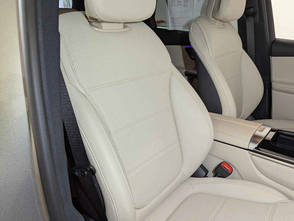 Used 2024 Mercedes-Benz GLC 300 4MATIC image 28
