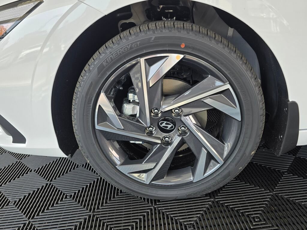 New 2025 Hyundai Elantra SEL image 11