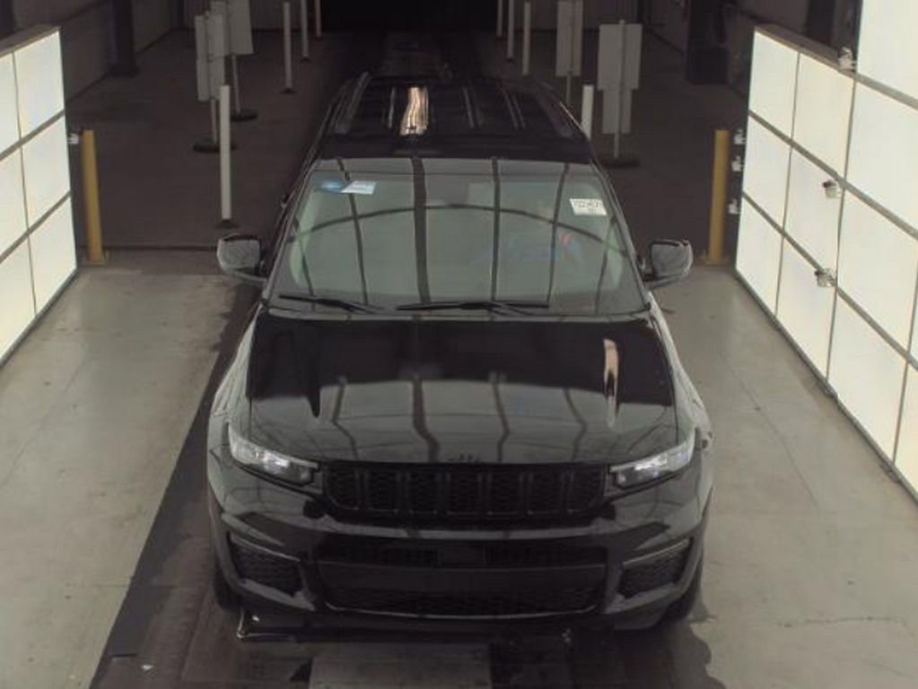 Used 2023 Jeep Grand Cherokee L Limited w/ Black Appearance Package image 3