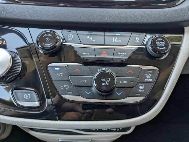 Used 2023 Chrysler Pacifica Touring-L FWD image 3