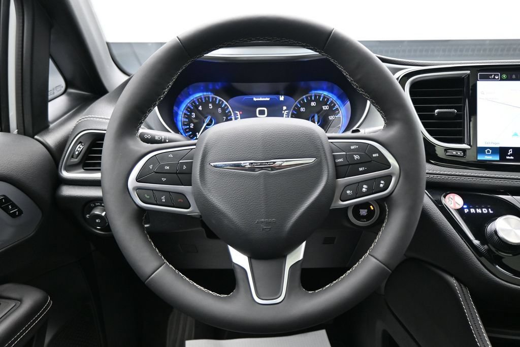 Used 2026 Chrysler Pacifica Limited FWD image 15