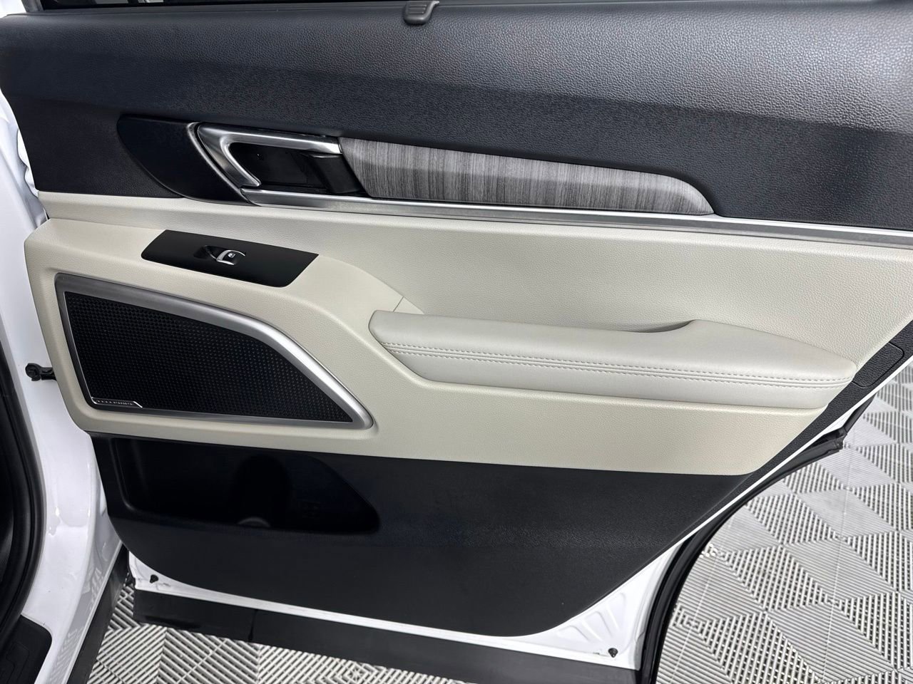 Used 2024 Kia Telluride EX w/ EX Captain's Chair Package image 27