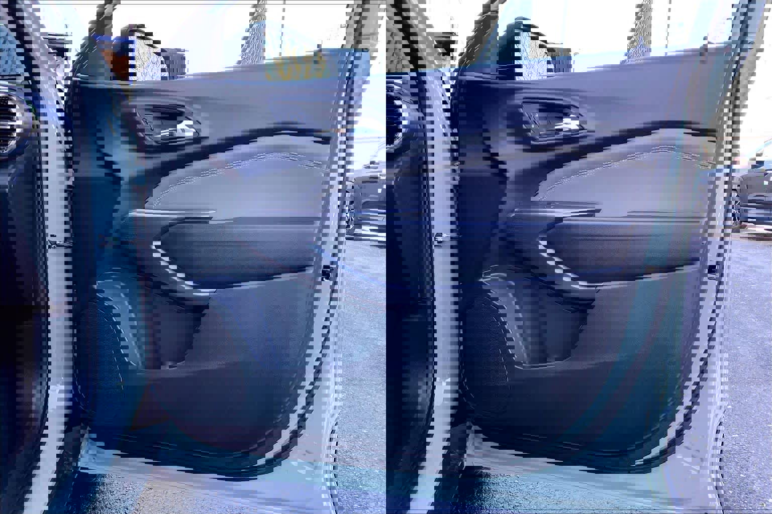 Used 2025 Chevrolet Trax ACTIV w/ Sunroof Package image 23