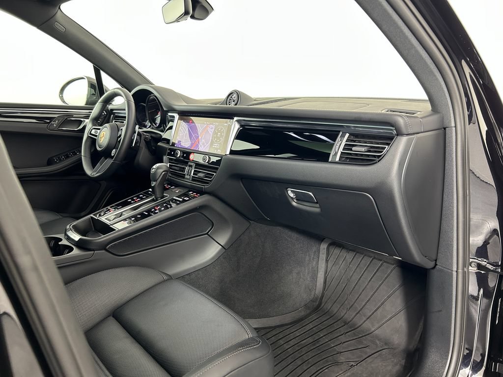 Certified 2025 Porsche Macan AWD/4WD image 21
