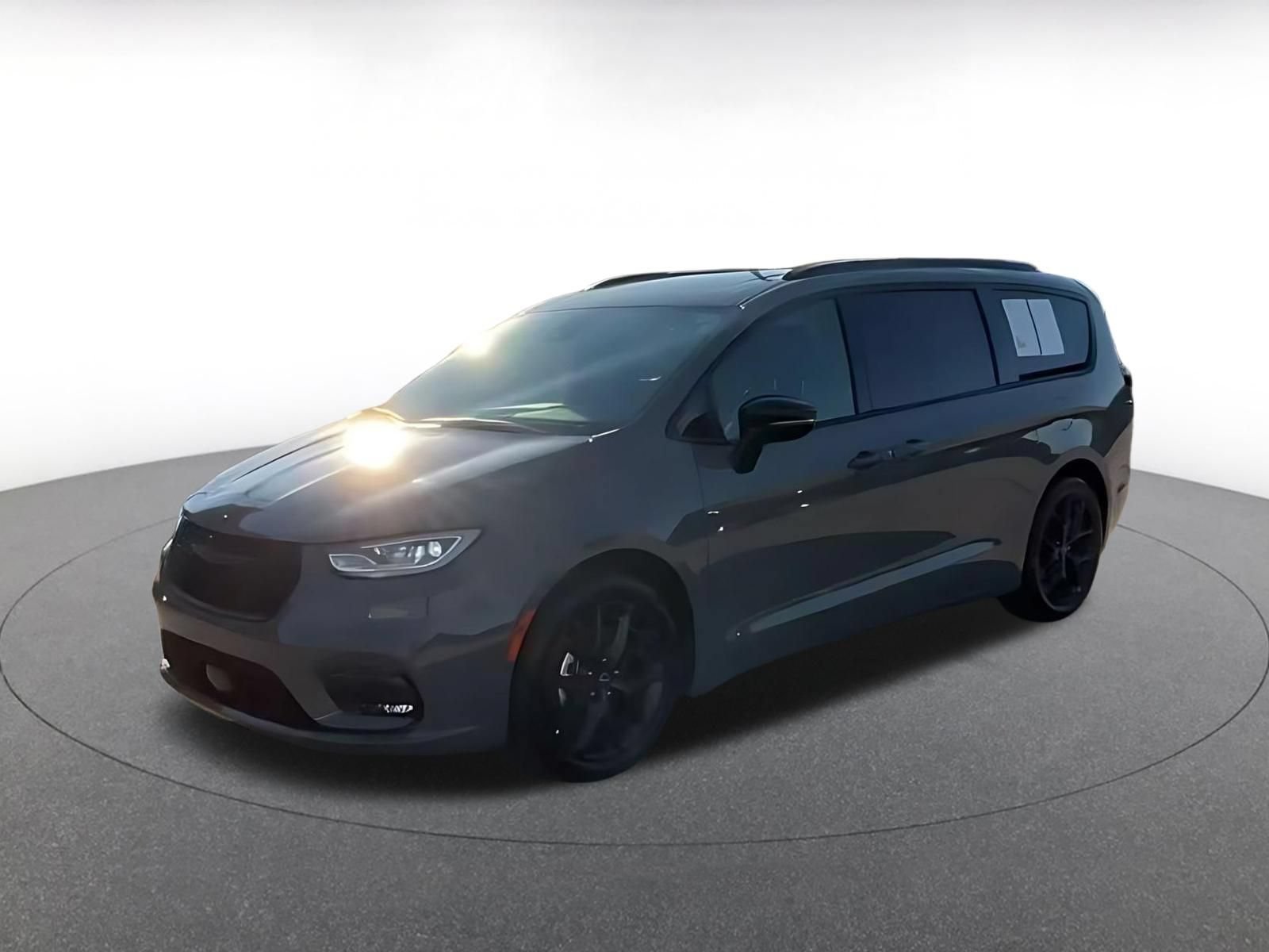Used 2025 Chrysler Pacifica Limited FWD image 6