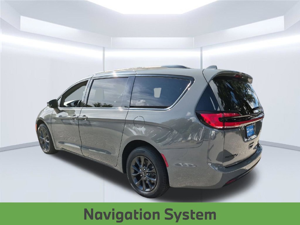 Used 2021 Chrysler Pacifica Limited w/ S Appearance Package AWD/4WD image 3