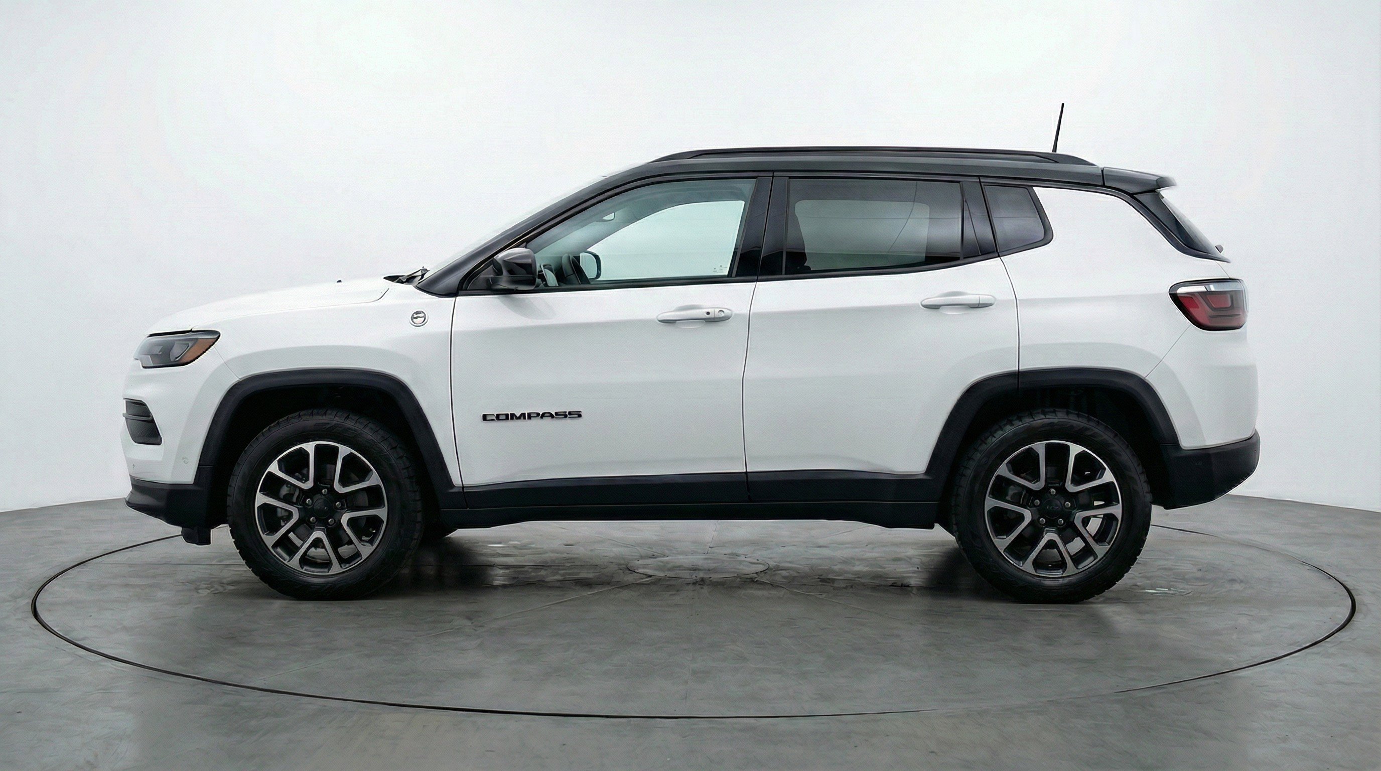 Used 2025 Jeep Compass Trailhawk image 5