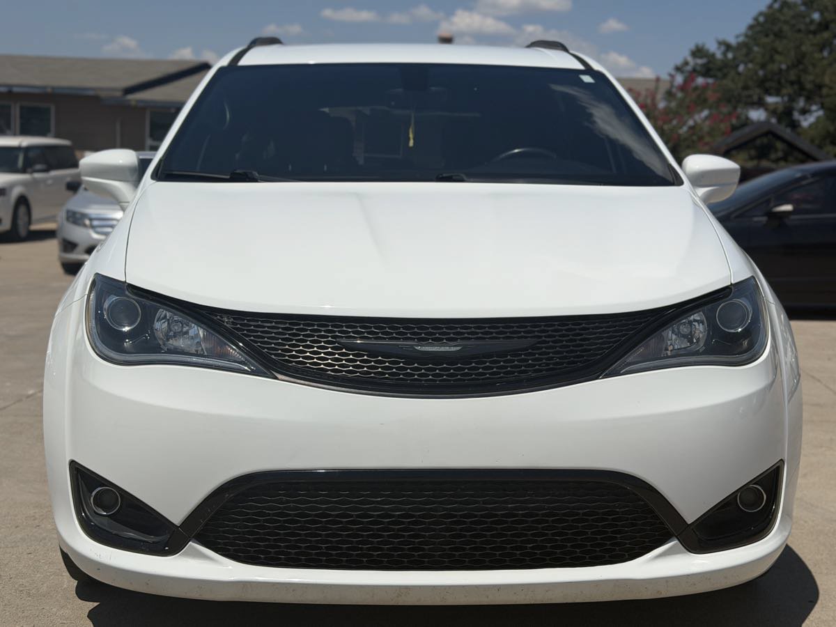 Used 2018 Chrysler Pacifica Touring-L Plus FWD image 3