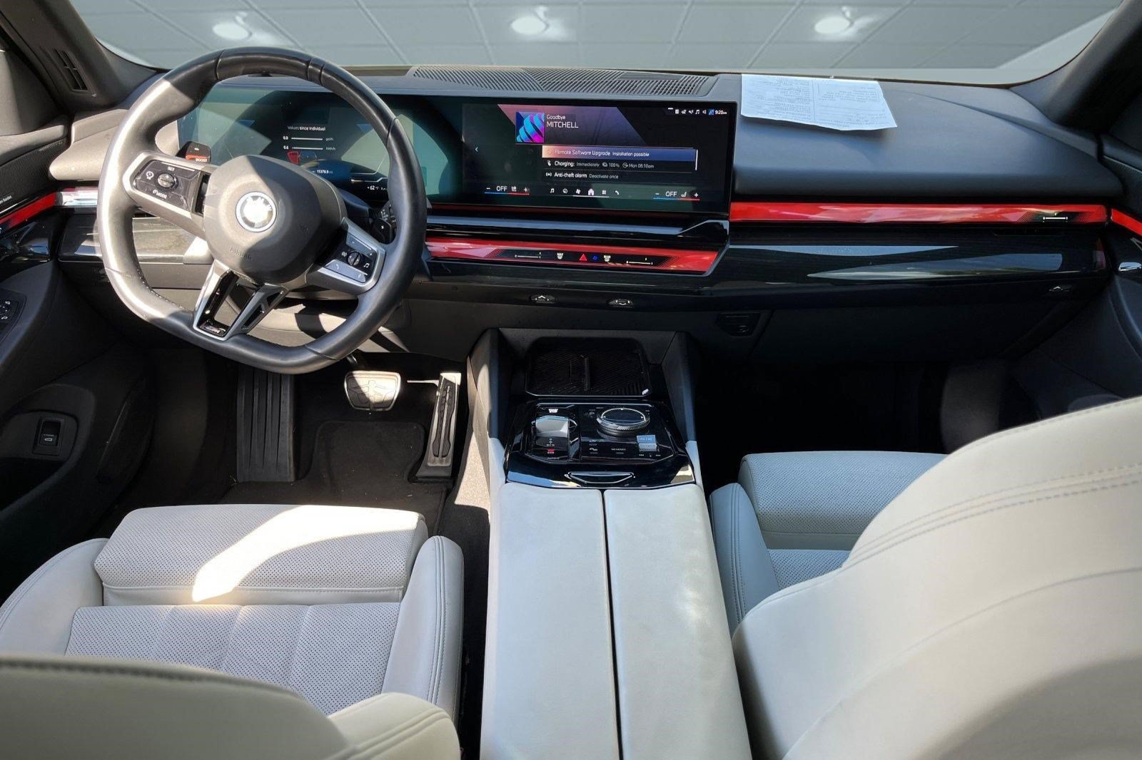 Used 2025 BMW 550e xDrive w/ Premium Package AWD/4WD image 7