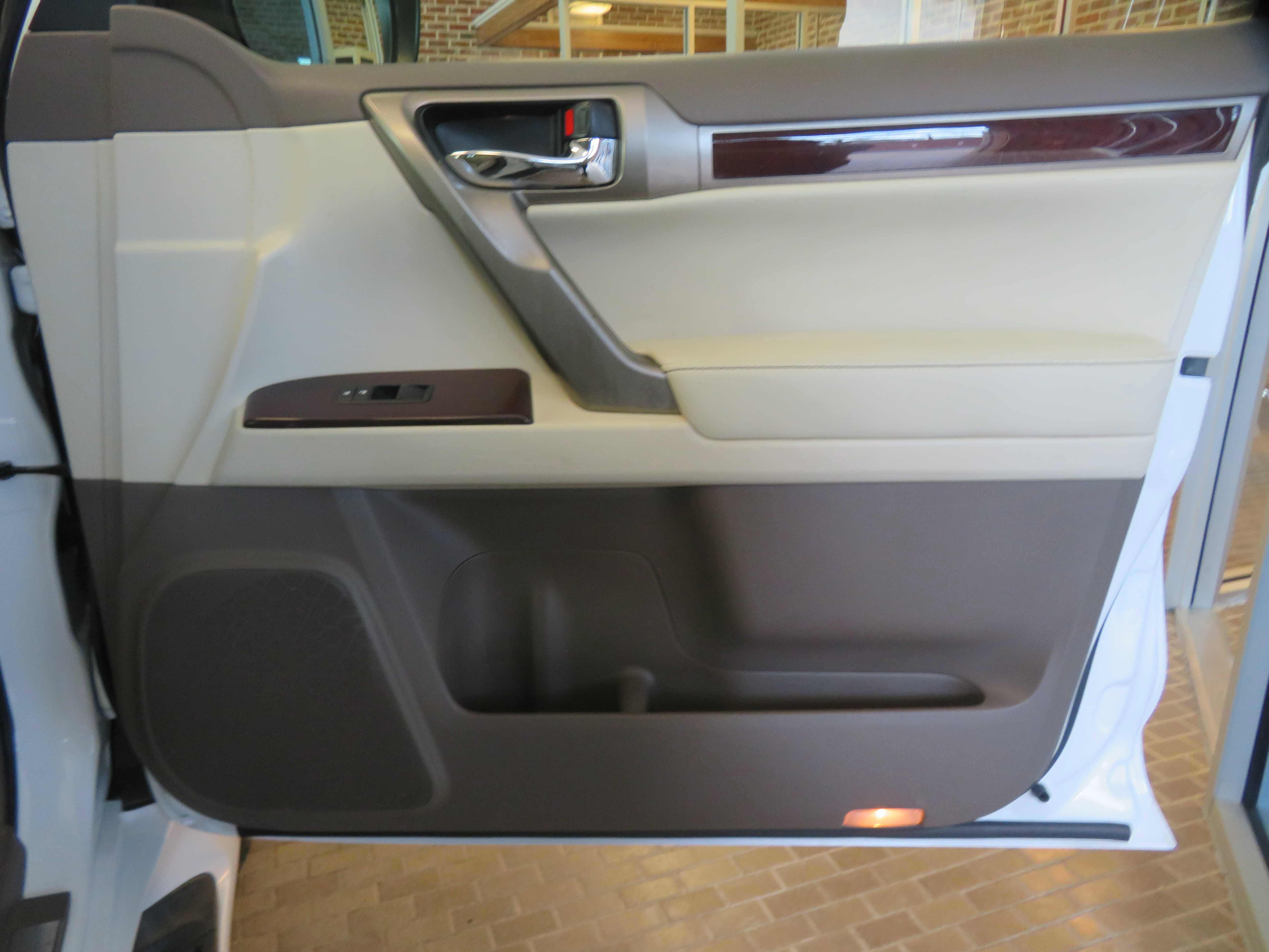 Used 2014 Lexus GX 460 w/ Premium Package image 25