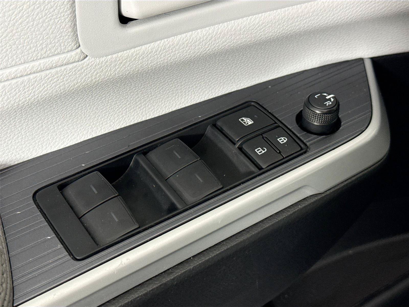 Certified 2026 Toyota Sienna LE FWD image 25