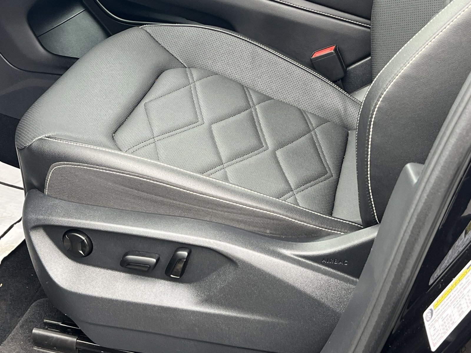 Used 2025 Volkswagen Atlas SE image 13