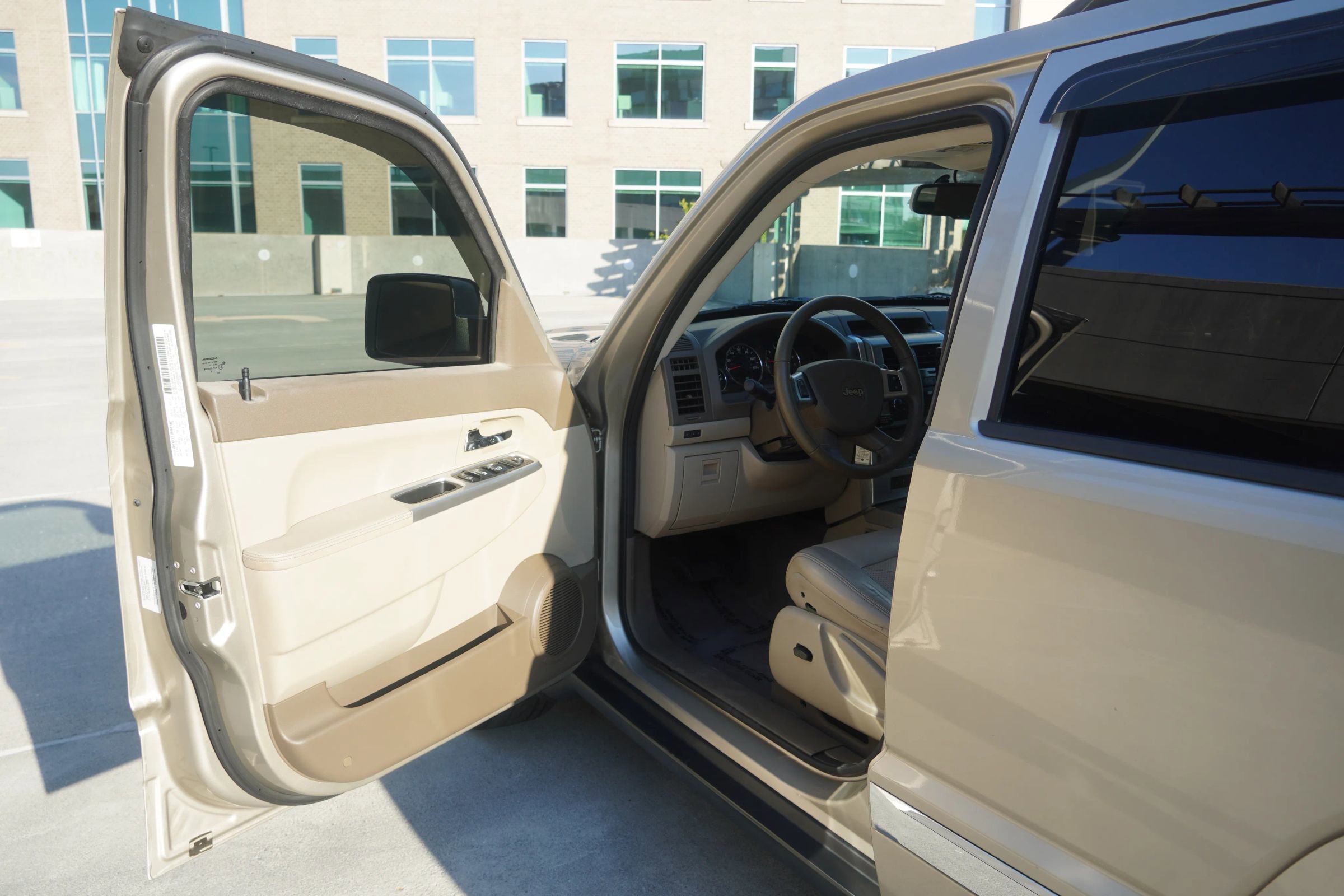 Used 2010 Jeep Liberty Limited w/ Tire & Wheel Group image 32