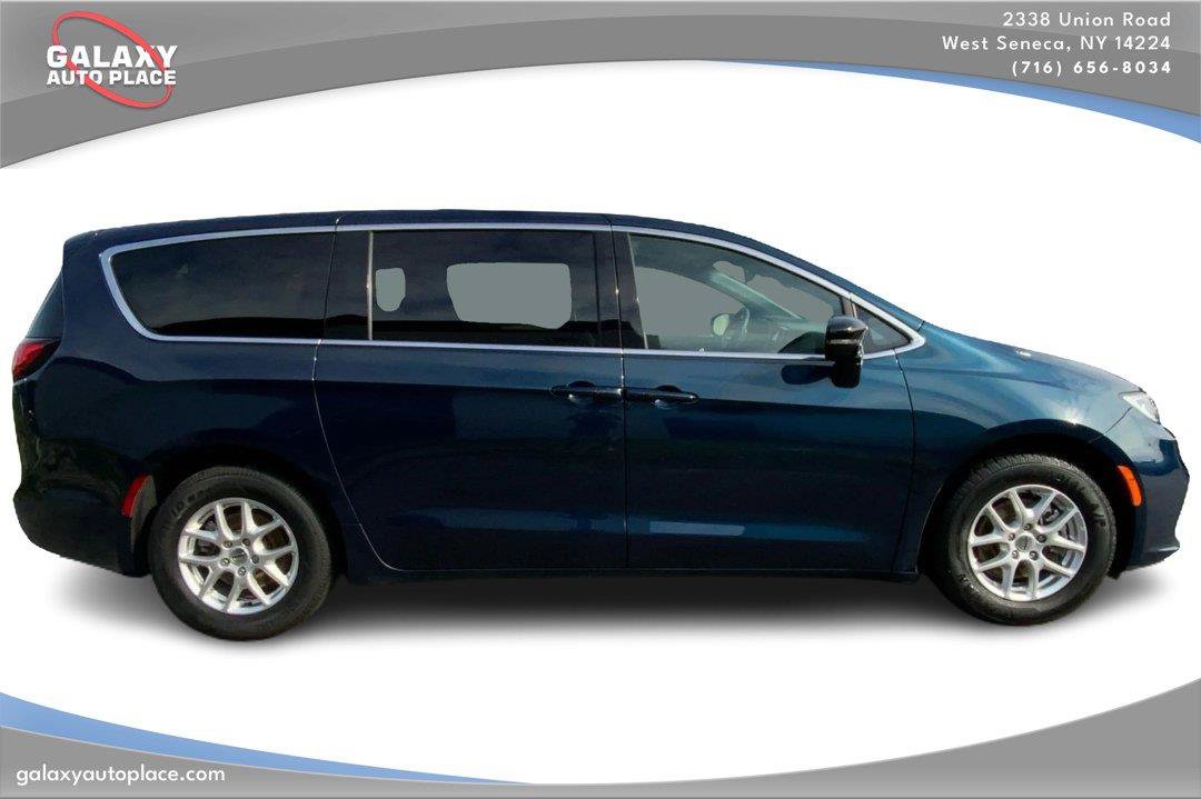 Used 2025 Chrysler Pacifica Select FWD image 4