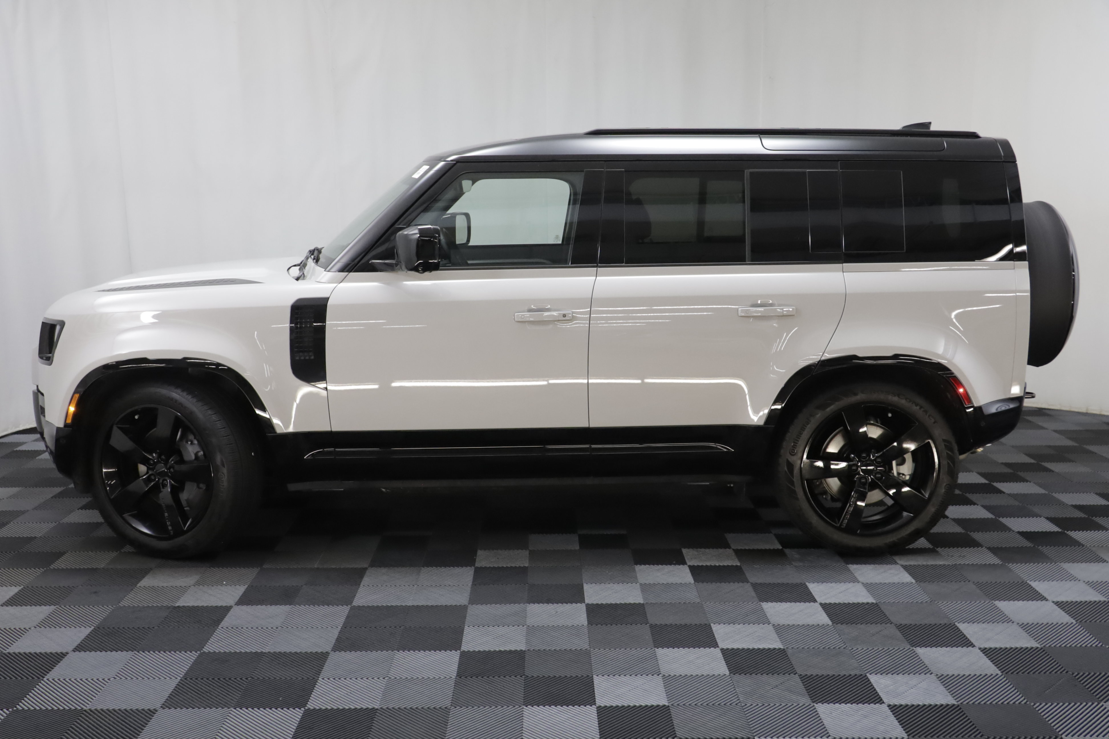 Certified 2026 Land Rover Defender 110 X-Dynamic SE AWD/4WD image 4