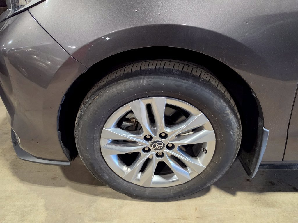 Used 2024 Toyota Sienna Limited AWD/4WD image 3