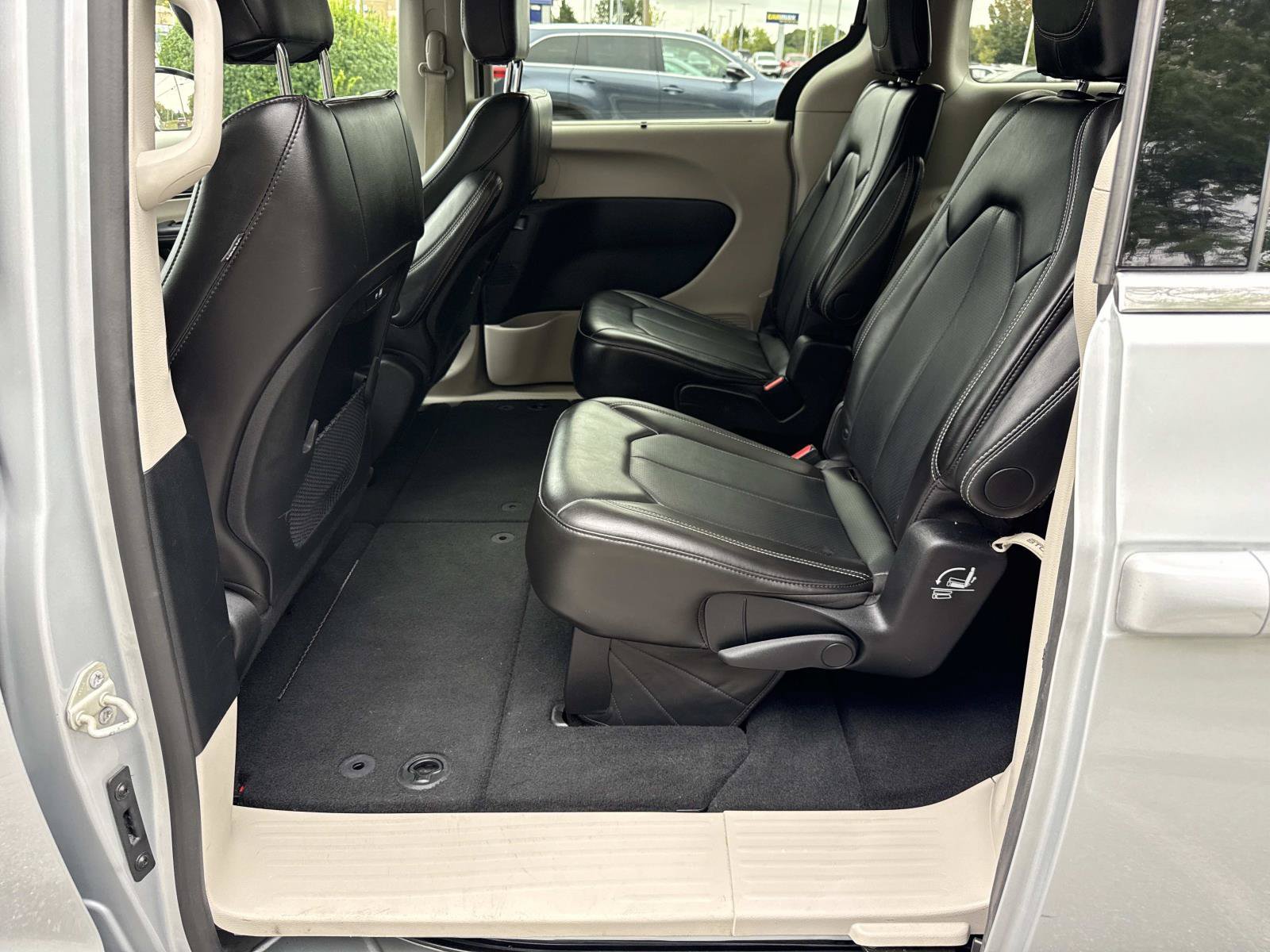 Used 2024 Chrysler Pacifica Touring-L FWD image 28