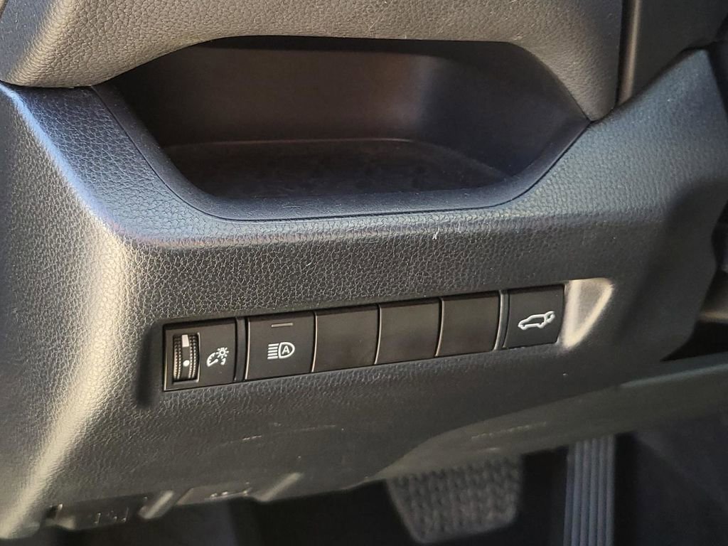 Used 2022 Toyota RAV4 XLE Premium image 22