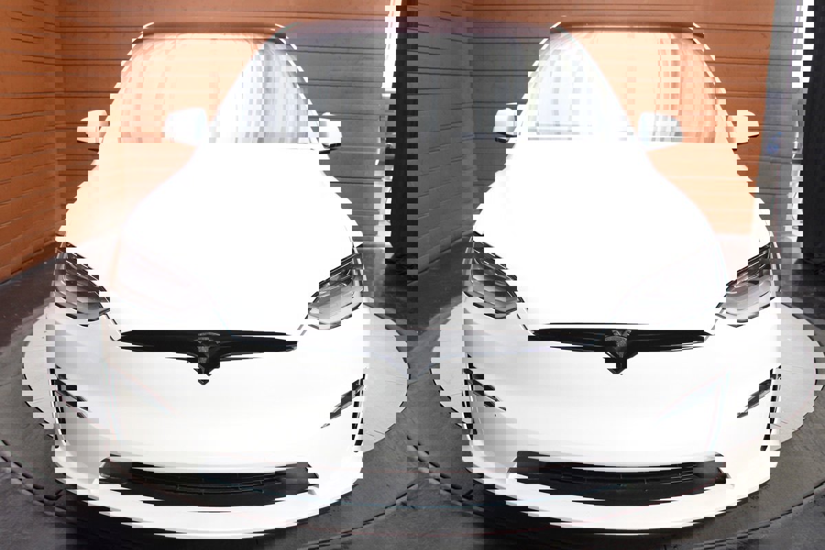 Used 2022 Tesla Model X Plaid image 2