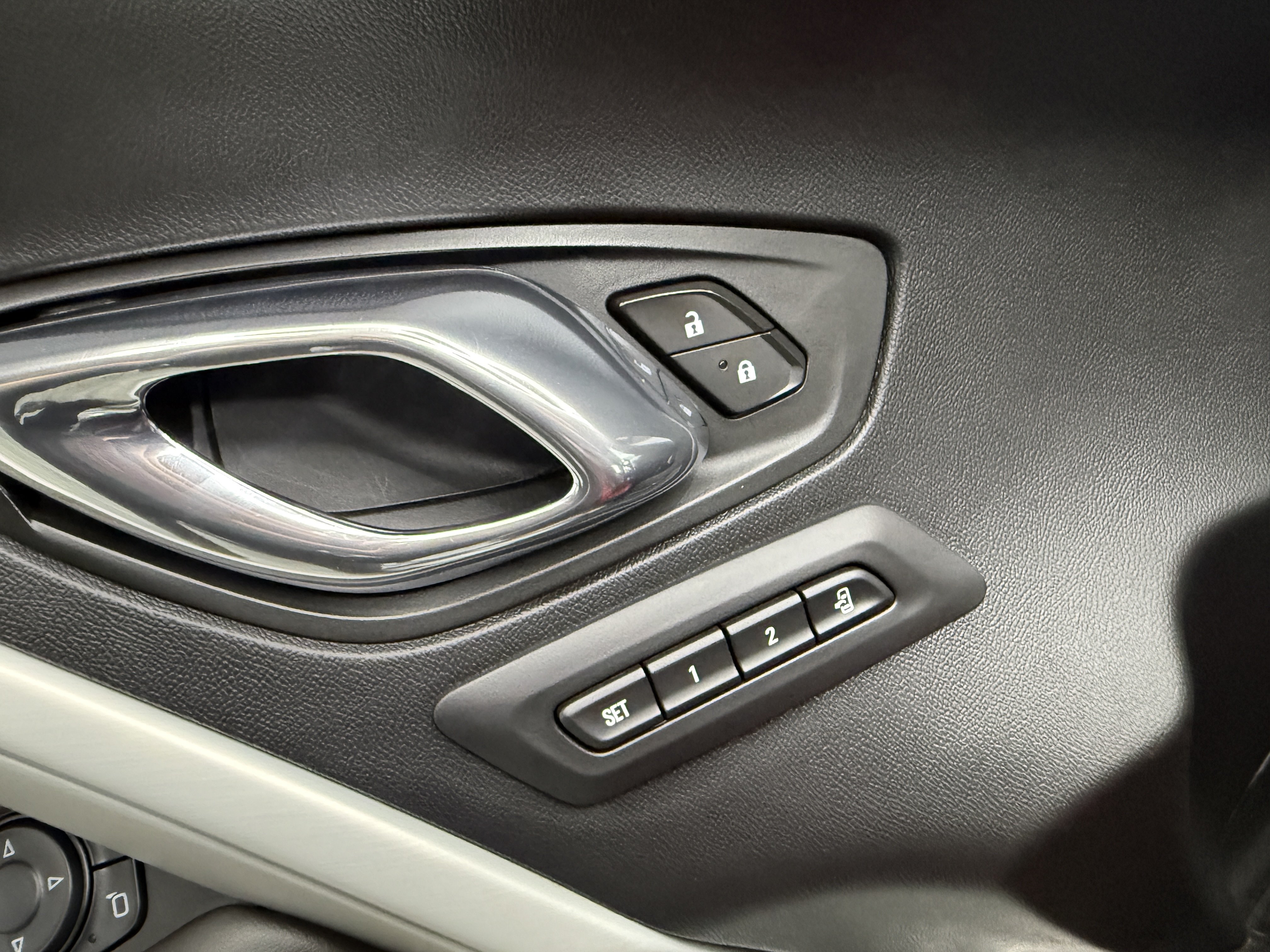 Used 2016 Chevrolet Camaro SS RWD image 9