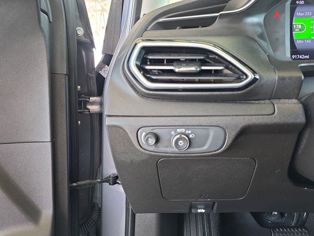 Used 2022 Chevrolet Bolt EUV LT w/ Convenience Package image 18