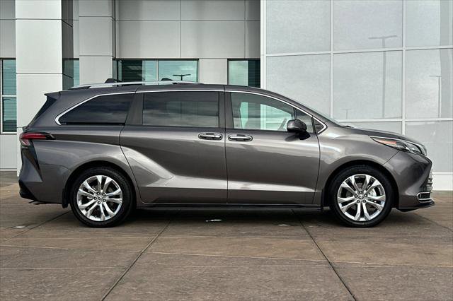 Certified 2024 Toyota Sienna Platinum image 3