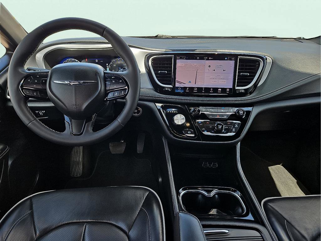 Used 2025 Chrysler Pacifica Limited image 9