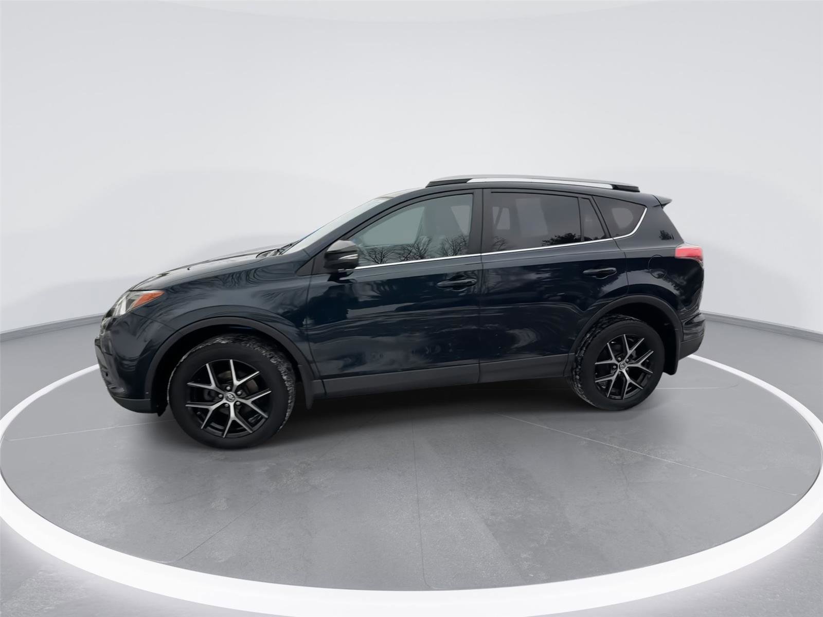 Used 2018 Toyota RAV4 SE w/ Advanced Technology Package image 5