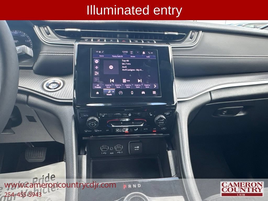 Used 2025 Jeep Grand Cherokee Laredo w/ Luxury Tech Group I AWD/4WD image 11