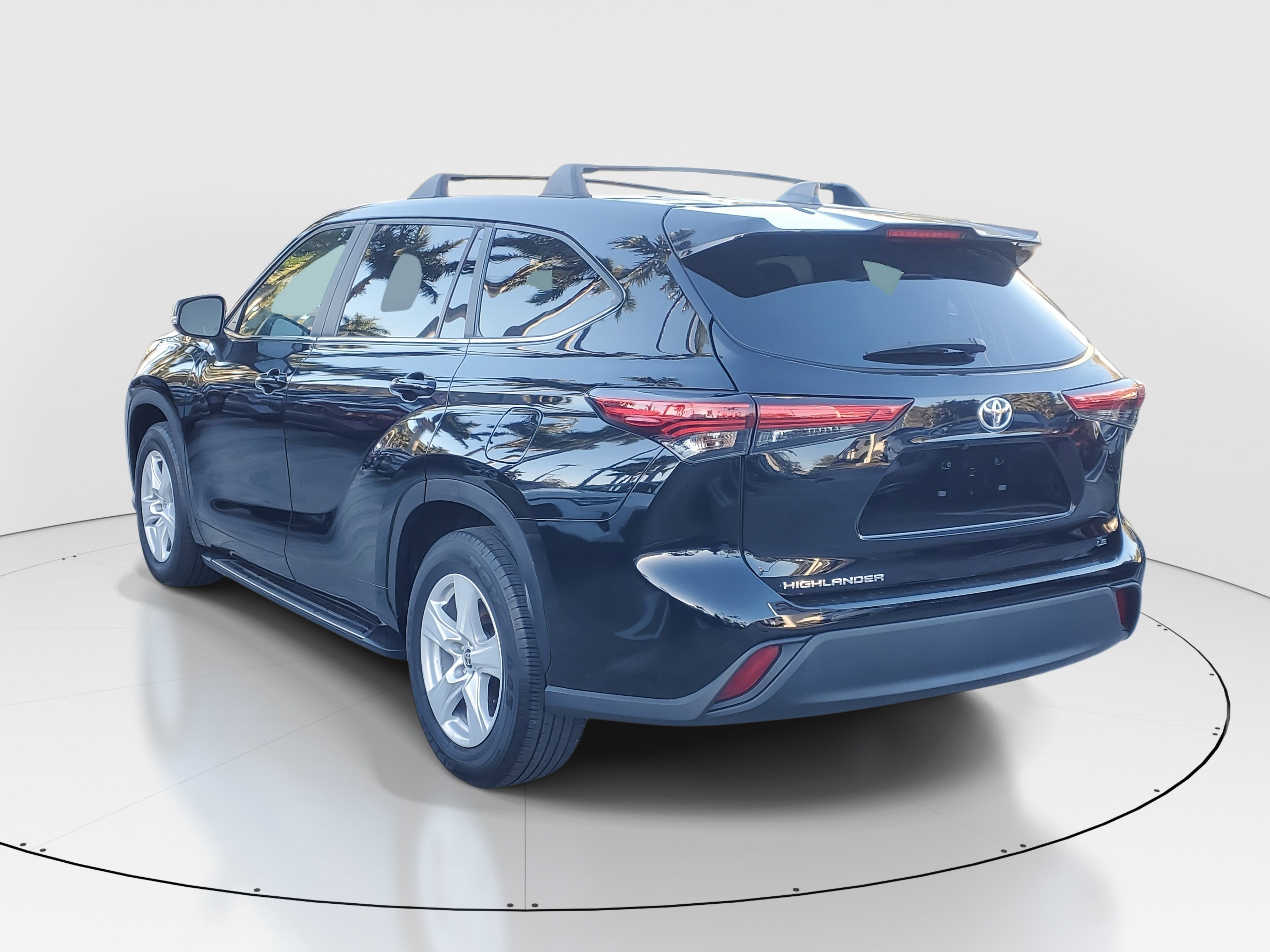 Used 2023 Toyota Highlander LE image 5