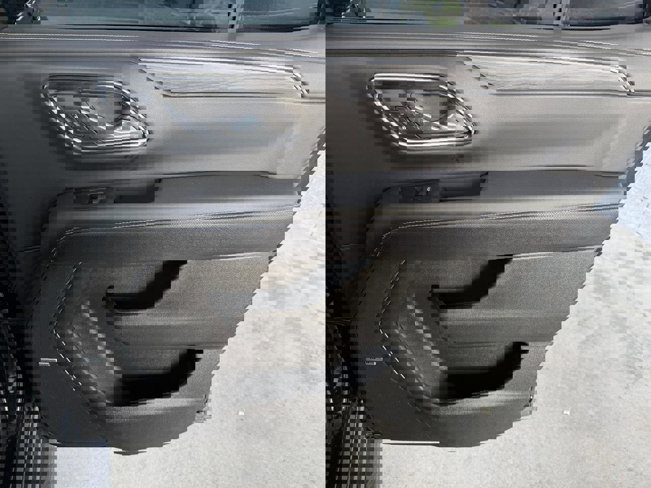 Used 2024 GMC Yukon SLT w/ SLT Luxury Package image 31