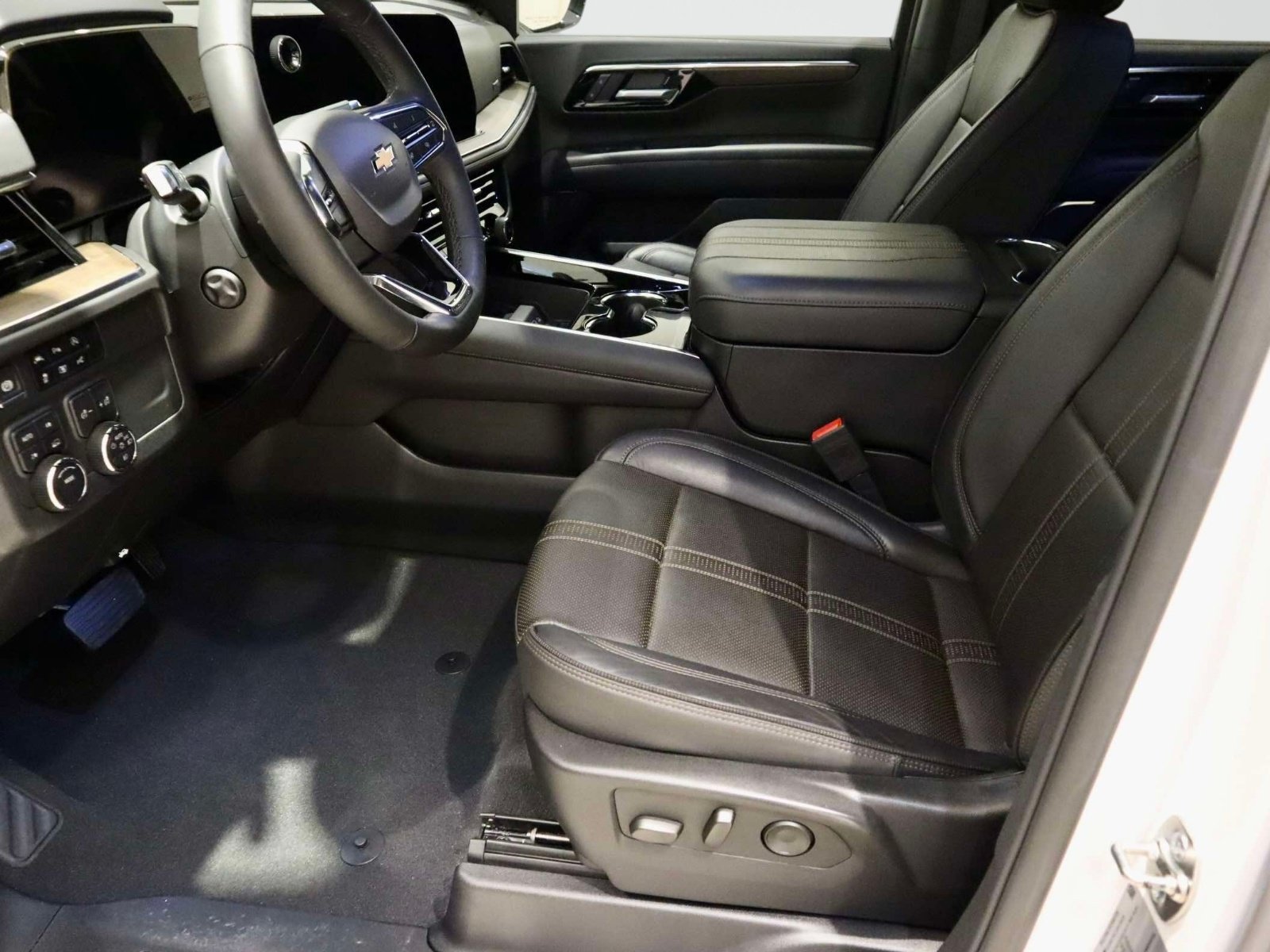 Used 2025 Chevrolet Tahoe High Country AWD/4WD image 22