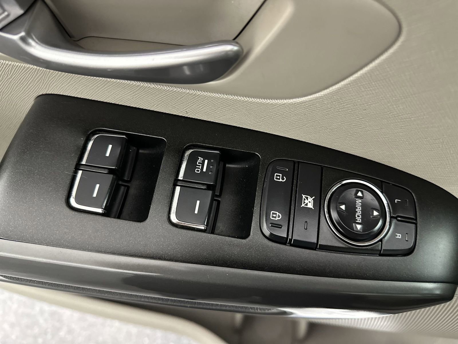 Used 2021 Kia Sedona LX image 13